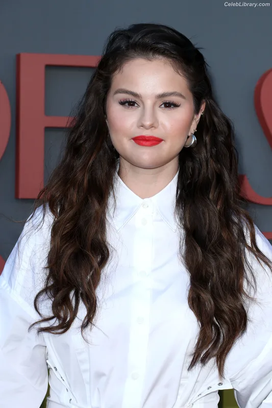 Selena Gomez photo 10 of 3523