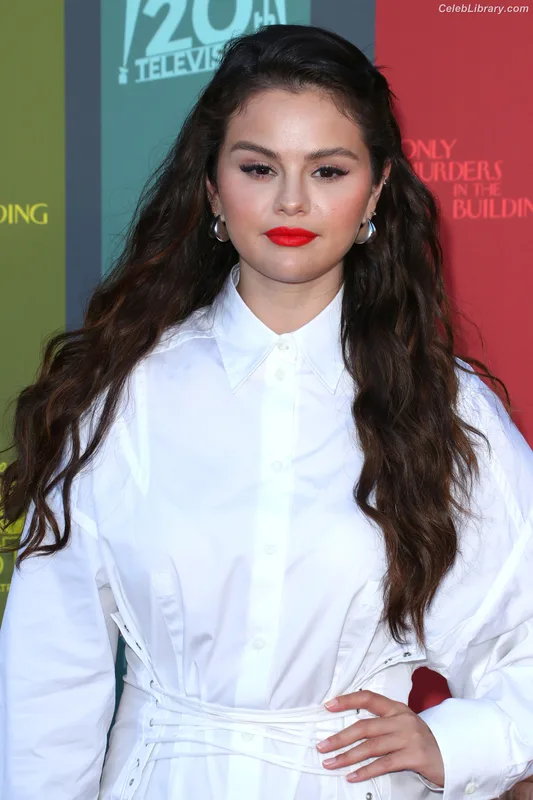 Selena Gomez photo 11 of 3523