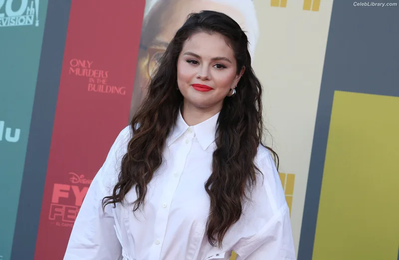 Selena Gomez photo 13 of 3523