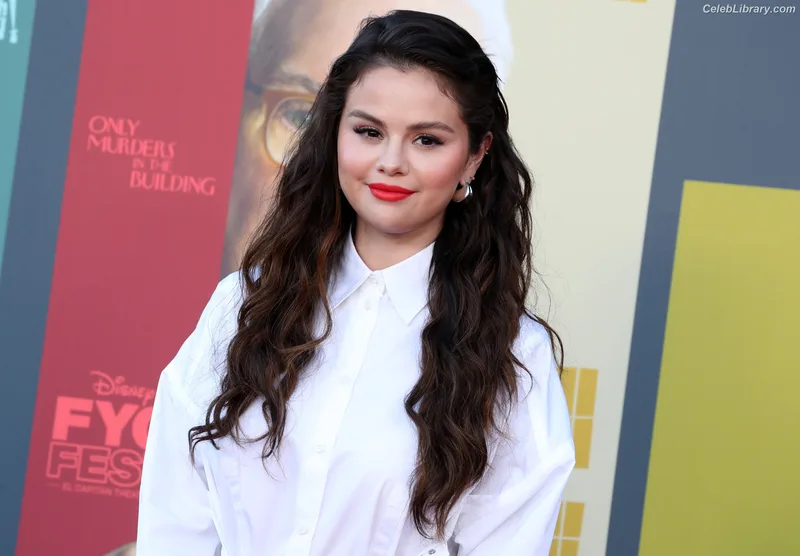 Selena Gomez photo 16 of 3523