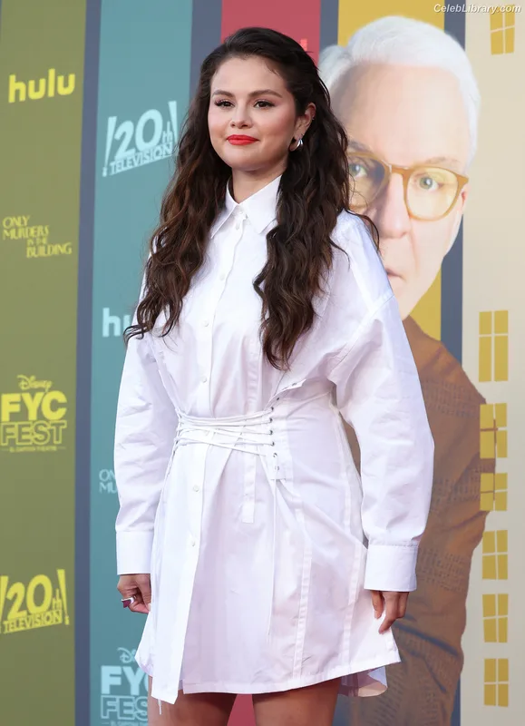 Selena Gomez photo 17 of 3523