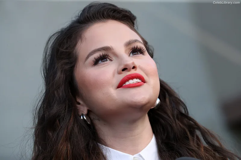 Selena Gomez photo 18 of 3523