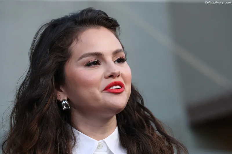 Selena Gomez photo 19 of 3523