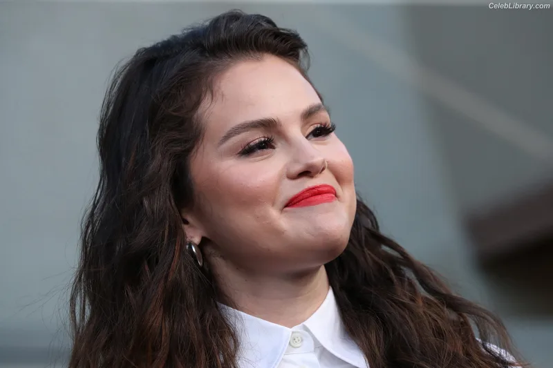 Selena Gomez photo 20 of 3523