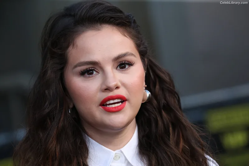 Selena Gomez photo 21 of 3523