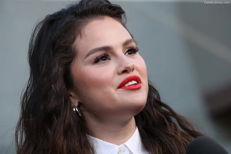 Selena Gomez photo 23 of 3523