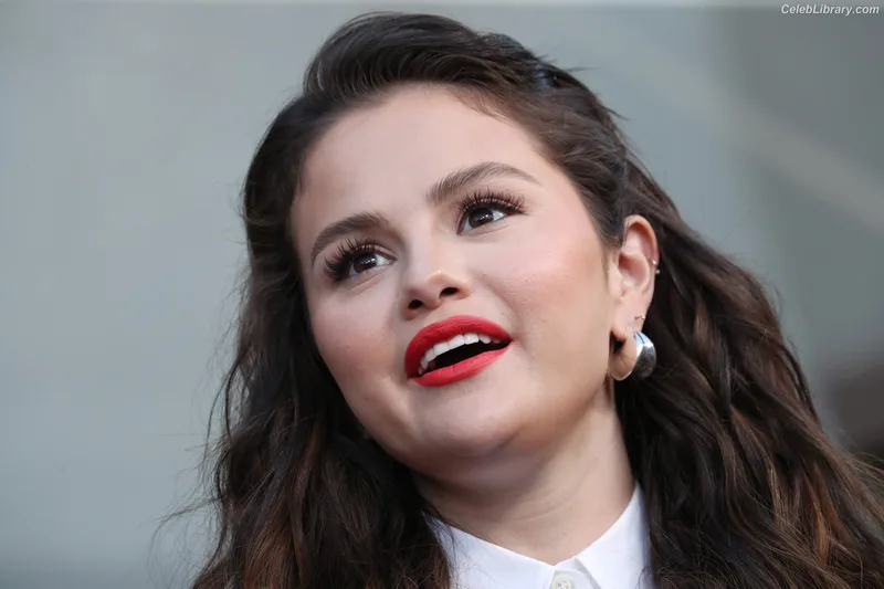 Selena Gomez photo 24 of 3523
