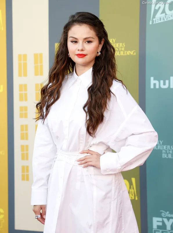 Selena Gomez photo 13 of 3523