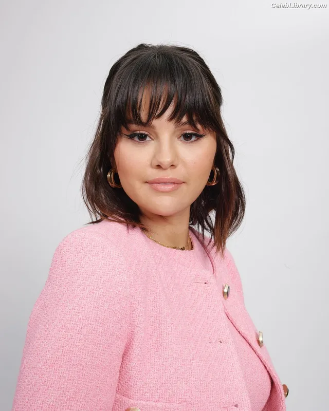Selena Gomez photo 6 of 3523
