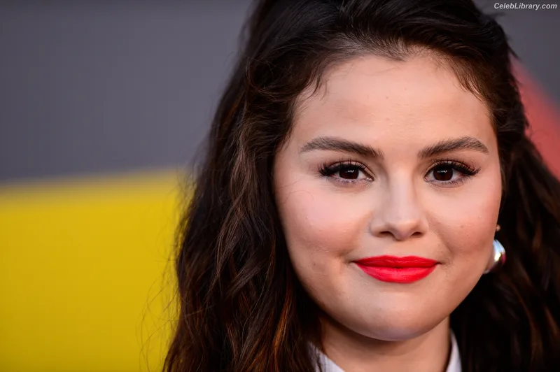 Selena Gomez photo 7 of 3523