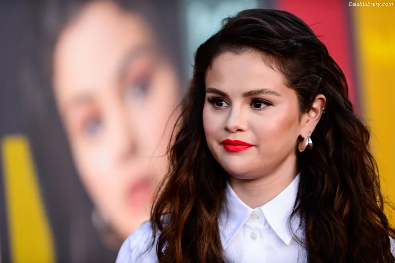 Selena Gomez photo 8 of 3523