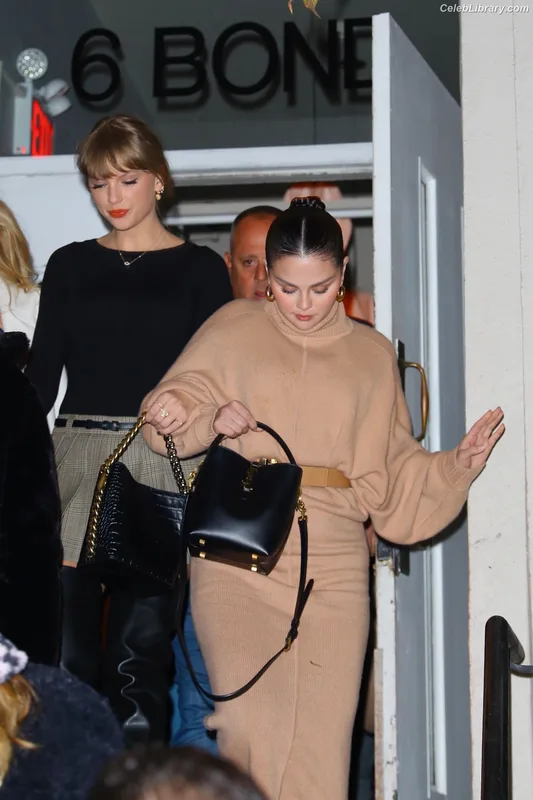 Selena Gomez photo 22 of 3523