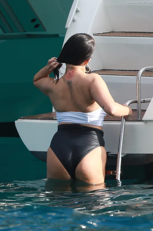 Selena Gomez photo 10 of 3523