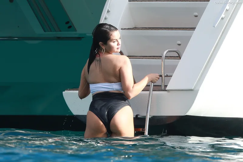 Selena Gomez photo 14 of 3523