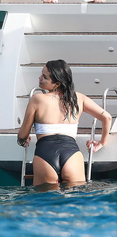 Selena Gomez photo 15 of 3523