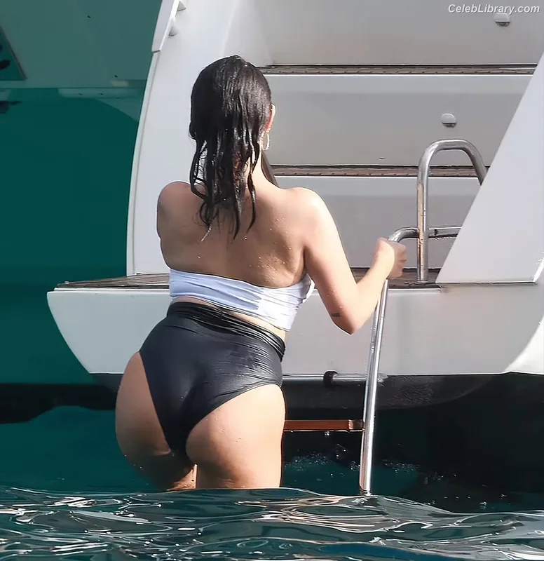Selena Gomez photo 17 of 3523