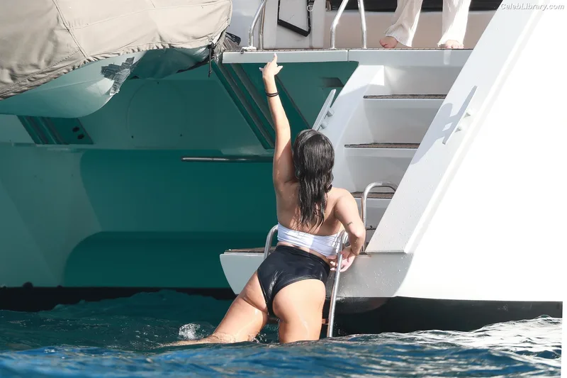 Selena Gomez photo 19 of 3523
