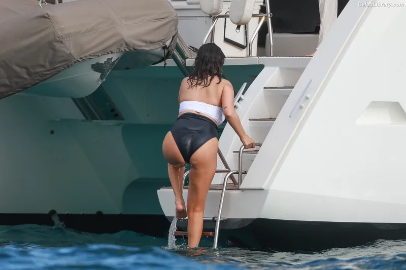 Selena Gomez photo 20 of 3523