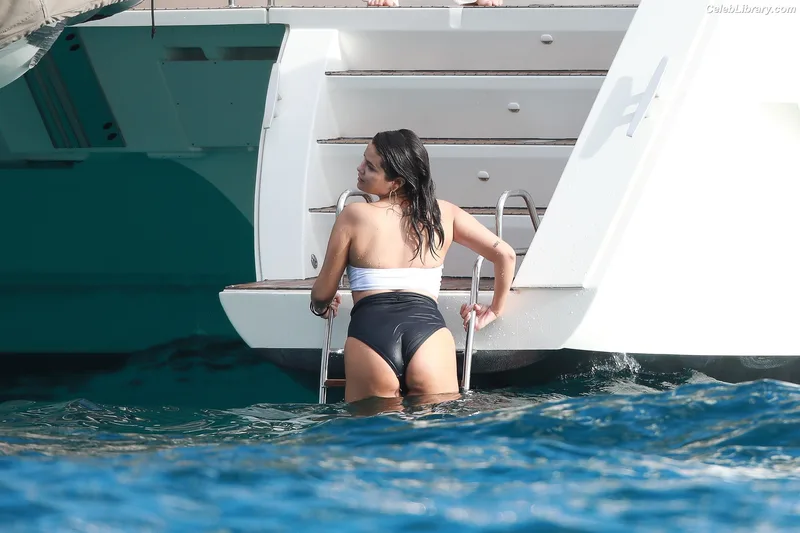 Selena Gomez photo 1 of 3523