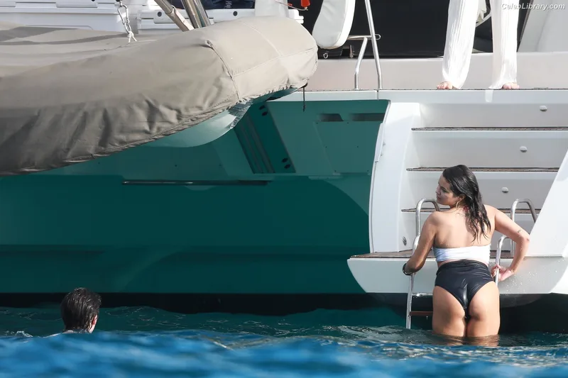 Selena Gomez photo 2 of 3523