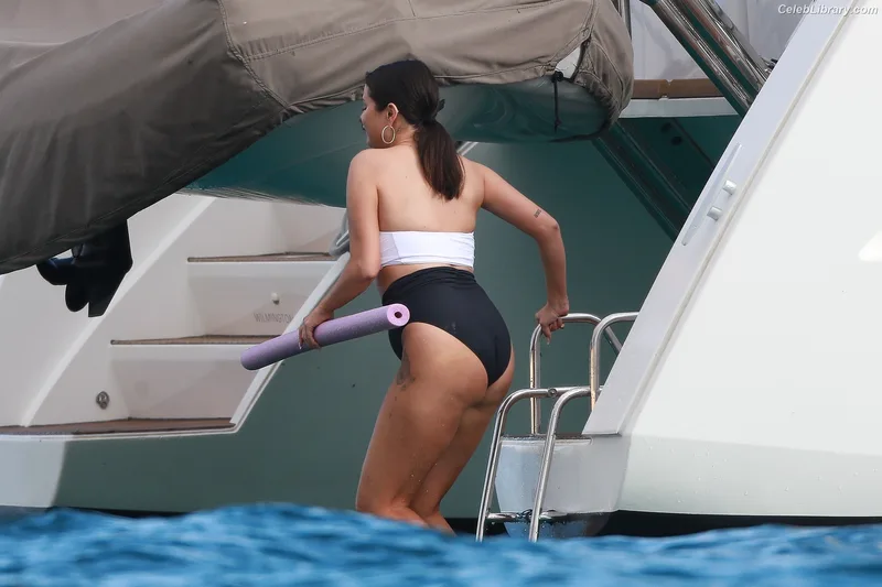 Selena Gomez photo 3 of 3523