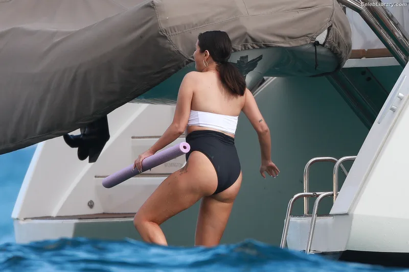 Selena Gomez photo 4 of 3523