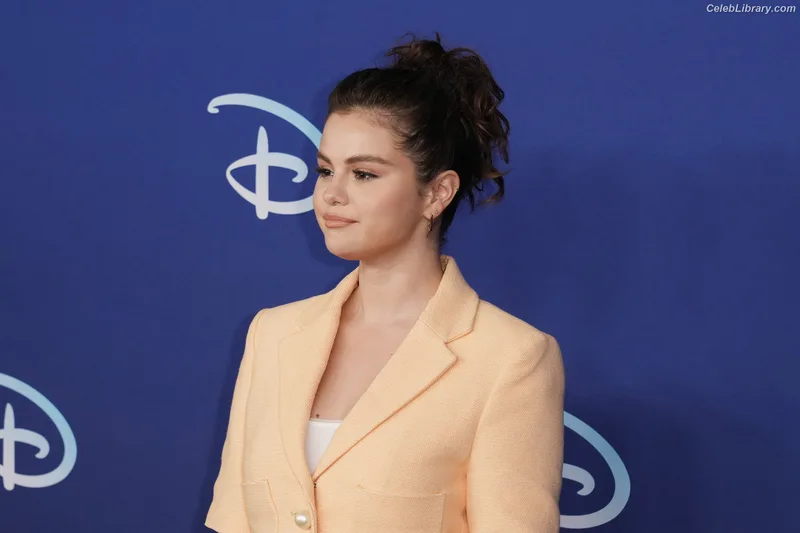Selena Gomez photo 15 of 3523