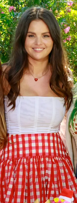 Selena Gomez photo 3 of 3523