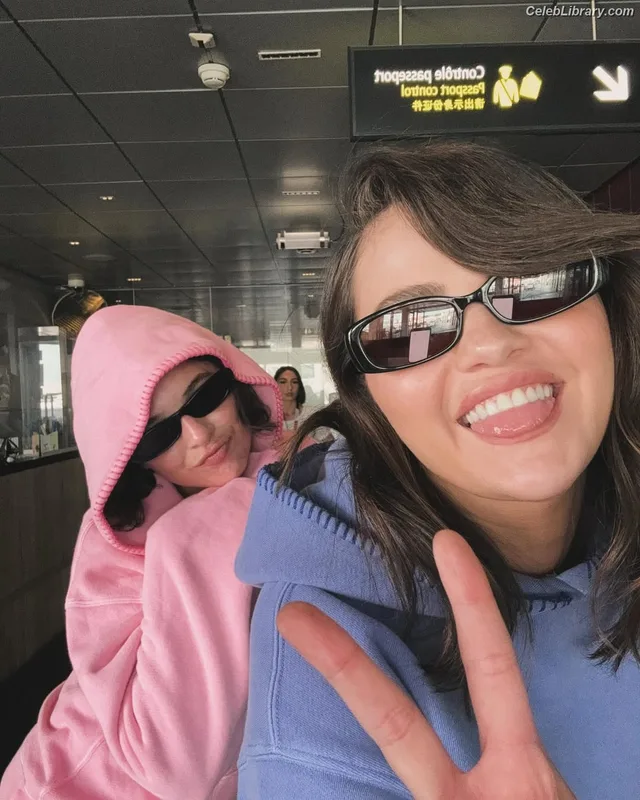Selena Gomez photo 8 of 3523