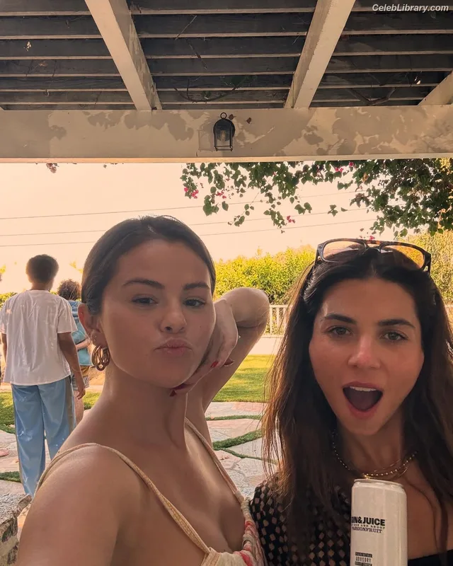 Selena Gomez photo 11 of 3523