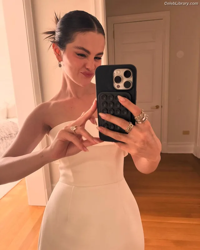 Selena Gomez photo 12 of 3523