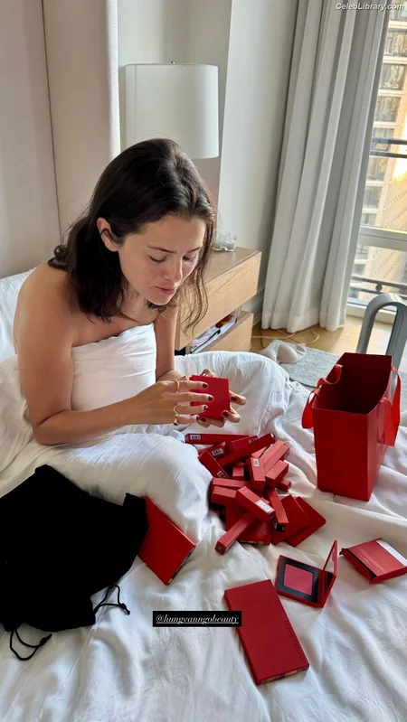 Selena Gomez photo 14 of 3523