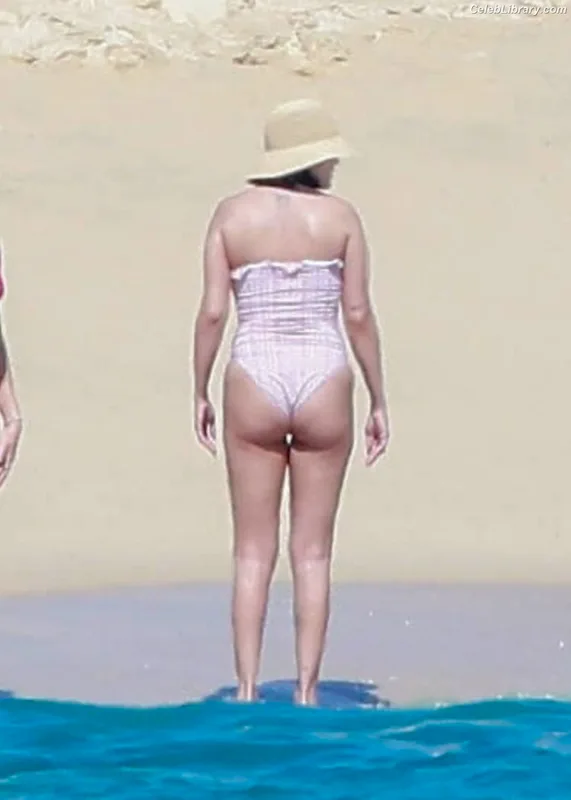 Selena Gomez photo 7 of 3523