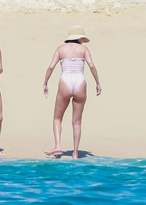 Selena Gomez photo 8 of 3523