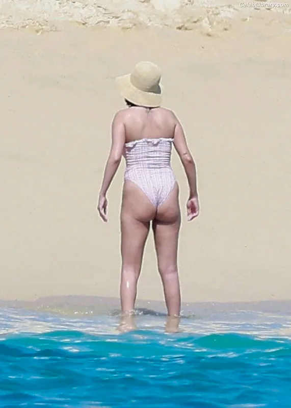 Selena Gomez photo 9 of 3523