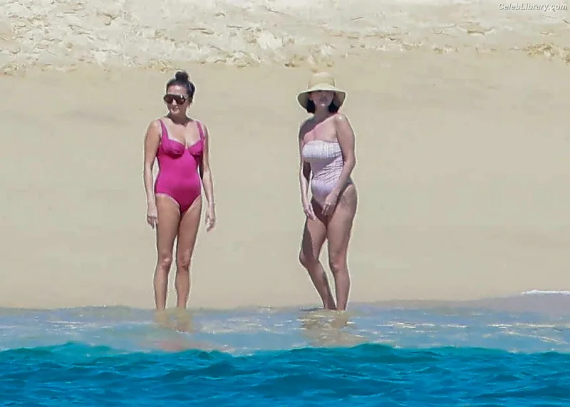 Selena Gomez photo 11 of 3523