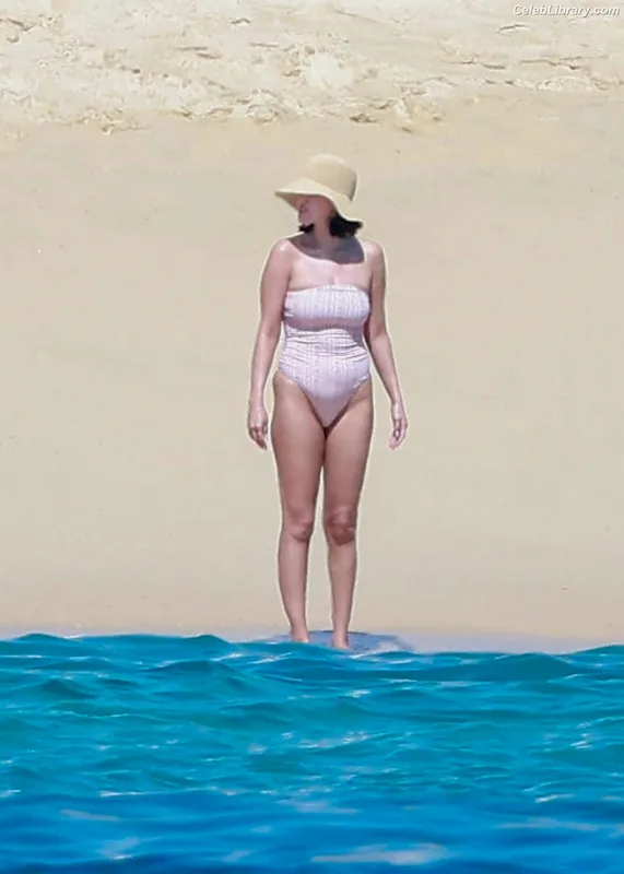 Selena Gomez photo 13 of 3523