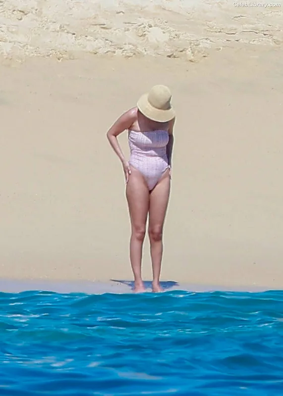 Selena Gomez photo 14 of 3523