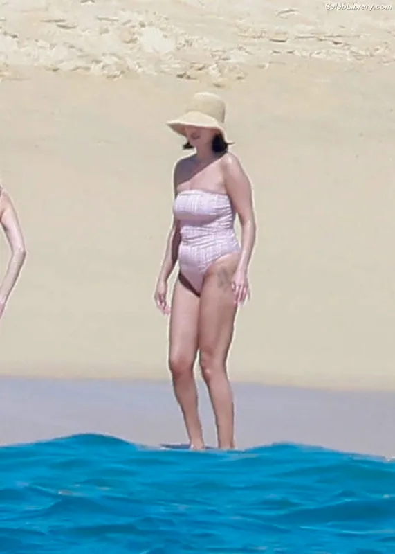 Selena Gomez photo 15 of 3523