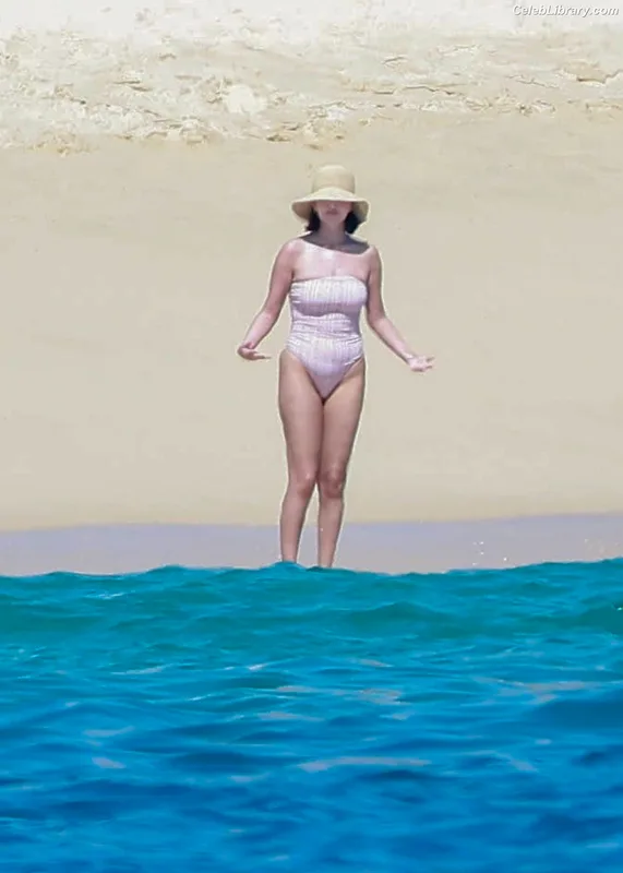 Selena Gomez photo 19 of 3523