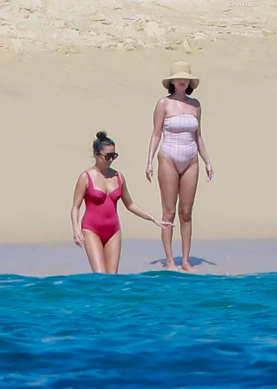 Selena Gomez photo 21 of 3523