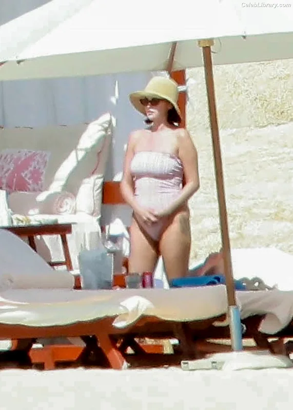 Selena Gomez photo 23 of 3523