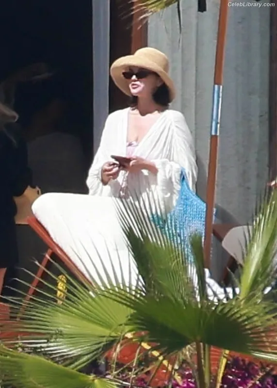 Selena Gomez photo 2 of 3523