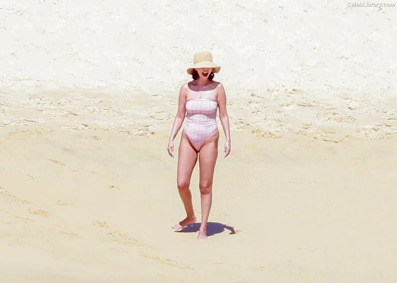 Selena Gomez photo 3 of 3523