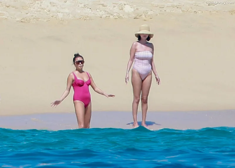 Selena Gomez photo 4 of 3523