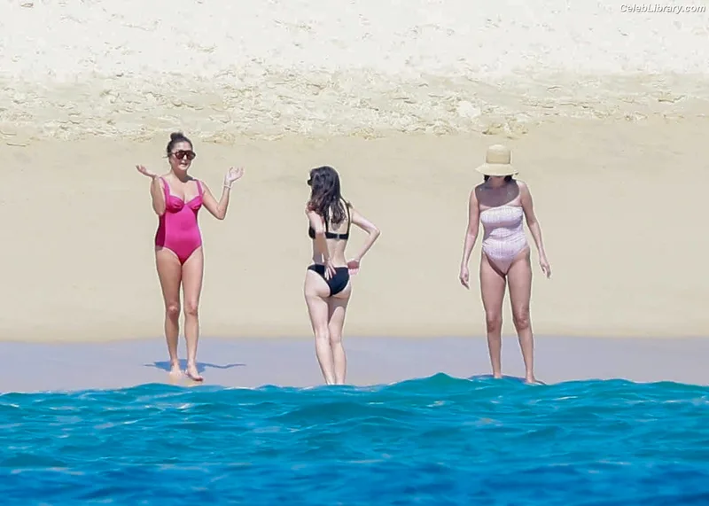 Selena Gomez photo 6 of 3523