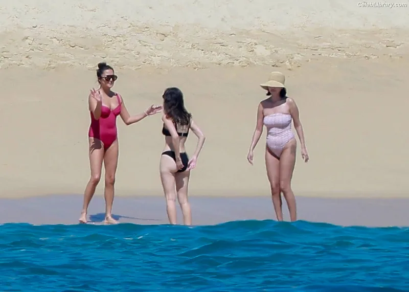 Selena Gomez photo 7 of 3523