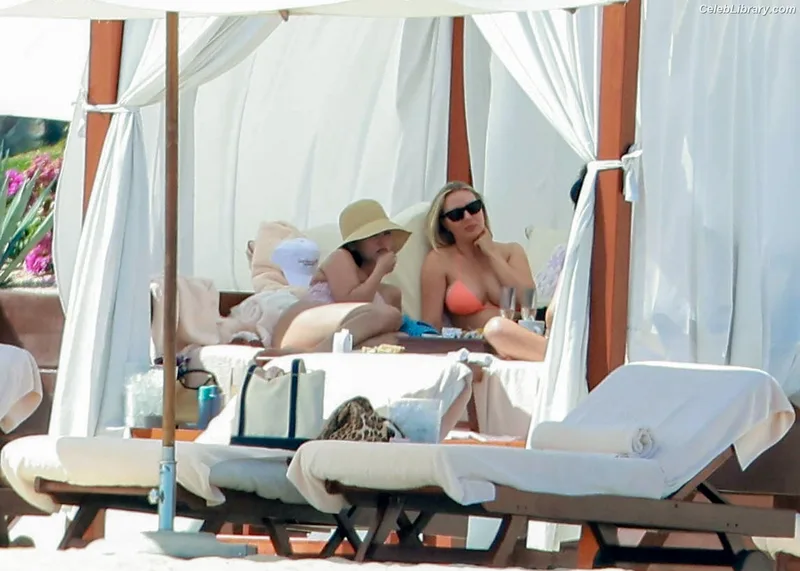 Selena Gomez photo 10 of 3523