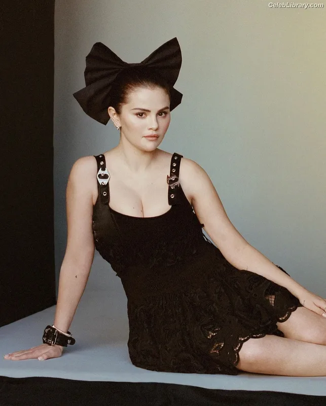 Selena Gomez photo 11 of 3523