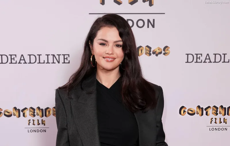 Selena Gomez photo 13 of 3523